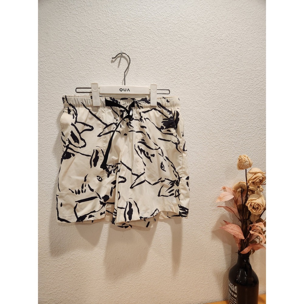 The North Face Women's M White Black Abstract Print Quick Dry Shorts 4.5" Inseam